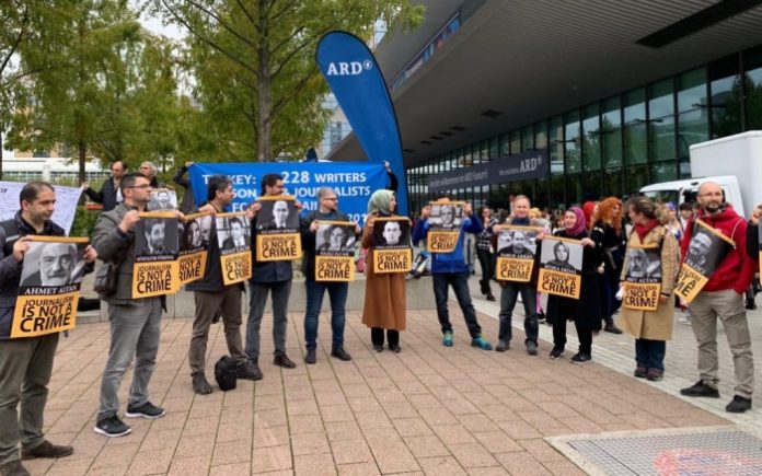 Journalists in exile hold protest in Germany in support of jailed colleagues in Turkey